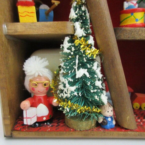 Santa’s Toy Shop Christmas Diorama Shadow Music Box Plays "It's a Small World" - Picture 5 of 12